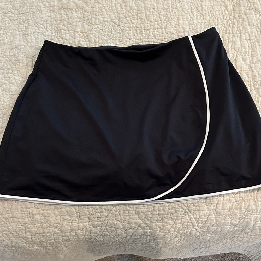 Tail Black skort with white piping